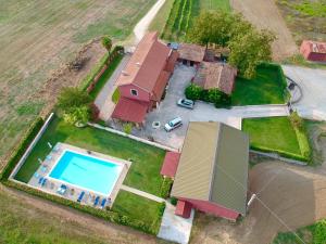 eine Luftansicht eines Hauses mit Pool in der Unterkunft B&B Colle Cucchiara in Cassino