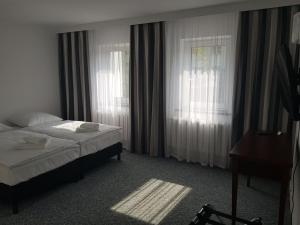 Voodi või voodid majutusasutuse Parkova - pokoje hotelowe toas