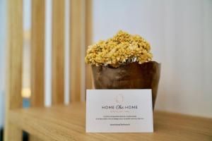 un vaso pieno di fiori seduto sopra un tavolo di Home Chic Home - Les Suites de La Comédie a Montpellier Altre 46 foto