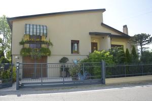 a house with a fence in front of it at Bed & Bike Belfiore in Montagnana