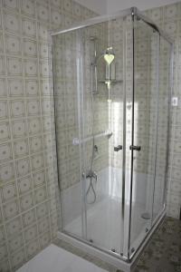 y baño con ducha y puerta de cristal. en Bed & Bike Belfiore, en Montagnana