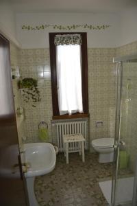 a bathroom with a tub and a toilet and a sink at Bed & Bike Belfiore in Montagnana