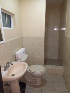 een badkamer met een toilet en een wastafel bij Motel Ranchito in Ensenada