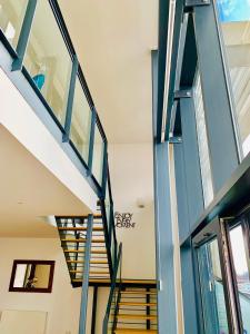 eine Treppe in einem Haus mit Glaswänden in der Unterkunft Glasgow City Centre - The PENTHOUSE with RiverViews - (Duplex, 3 Bedrooms, 3 Bathrooms, 2 Living rooms/Kitchen, Private SKY Terrace, 2 Parkings, Top Floor, Huge - 2100 sq ft, SECC HYDRO) in Glasgow