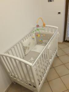 APARTMENT - La MATRIOSKA في Arquata Scrivia: سرير أطفال أبيض مع غرفة لعب فيه