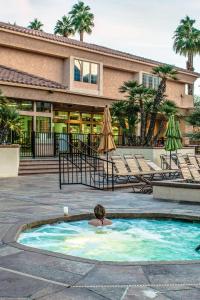 Bazén v ubytování Desert Oasis Welk Resorts nebo v jeho okolí
