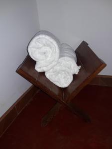 una pila de toallas sobre una mesa de madera en Suzet House, en Oxapampa