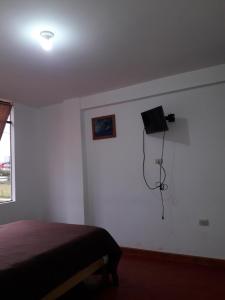 Una televisión o centro de entretenimiento en Suzet House