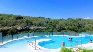 Una gran piscina con gente en el agua. en Centro de Naturaleza Cañada Verde "El Parque de Naturaleza con mas experiencias de Andalucía"", en Hornachuelos