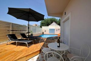 patio ze stołem, krzesłami i parasolem w obiekcie Villa Tereza w Trogirze