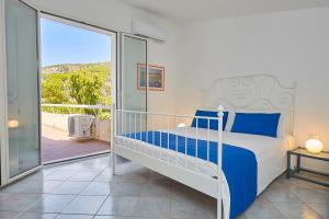 Säng eller sängar i ett rum på Villa Bonifato vista sulle campagne e sul mare siciliano alloggio per uso turistico