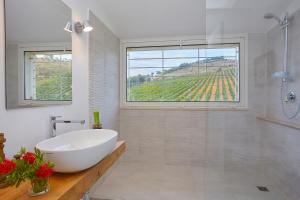 アルカモにあるVilla Bonifato vista sulle campagne e sul mare siciliano alloggio per uso turisticoのバスルーム(バスタブ、シンク付)、窓が備わります。