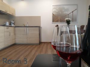 un bicchiere di vino rosso seduto sopra un tavolo di Modernes Apartment Metzingen a Mittelstadt