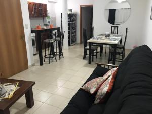 a living room and kitchen with a couch and a table at Alonso 540 Departamento in Río Cuarto