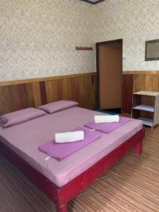 1 cama en una habitación con 2 almohadas en Spheredivers Scuba & Leisure, en Pulau Mabul 