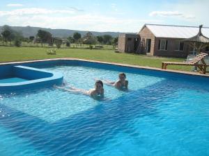 deux filles nagent dans une piscine dans l'établissement El Mirador de Nono, à Nono