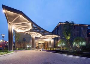 杭州的住宿－杭州运河祈利酒店(非物质文化遗产酒店），一座有灯的建筑,晚上有凉亭