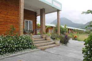 GLOBAL VIEW HOTEL في إنده: منزل به سلالم ونباتات خزفية