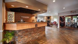 un bar en un restaurante con una pared de ladrillo en Best Western Inn at Face Rock, en Bandon