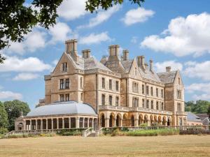 um grande edifício de pedra com um jardim de Inverno em frente em Walton Hall Hotel & Spa by Sunday em Wellesbourne Hastings
