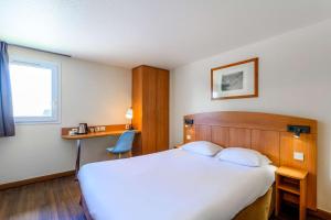 Postel nebo postele na pokoji v ubytování Comfort Hotel Amiens Nord