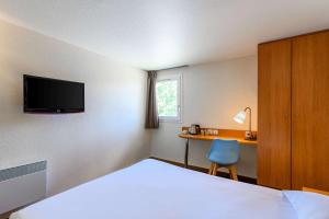 TV a/nebo společenská místnost v ubytování Comfort Hotel Amiens Nord