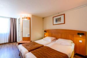 Postel nebo postele na pokoji v ubytování Comfort Hotel Amiens Nord