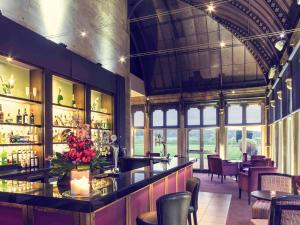 um bar num restaurante com mesas e cadeiras em Walton Hall Hotel & Spa by Sunday em Wellesbourne Hastings