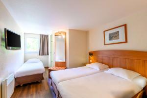Postel nebo postele na pokoji v ubytování Comfort Hotel Amiens Nord