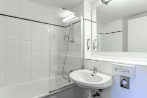 Koupelna v ubytování Comfort Hotel Amiens Nord