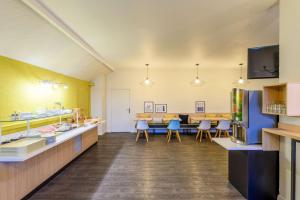 TV a/nebo společenská místnost v ubytování Comfort Hotel Amiens Nord
