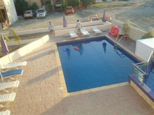 Bazén v ubytování Marios Apartments nebo v jeho okolí