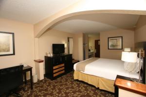 A television and/or entertainment centre at Country Inn & Suites by Radisson, Shelby, NC