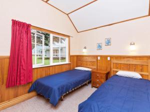a bedroom with two beds and a window at Wonderful 2BR Cottage Nr Huka Falls w Aircons in Taupo
