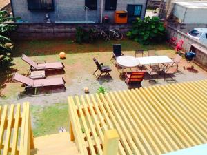 読谷村にあるPanoramaのテーブルと椅子が備わる裏庭の景色を望む客室です。