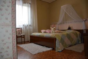 a childs bedroom with a bed and a window at Bed & Bike Belfiore in Montagnana