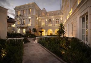 Hotel Casa Gangotena في كيتو: مبنى أبيض كبير مع إضاءة
