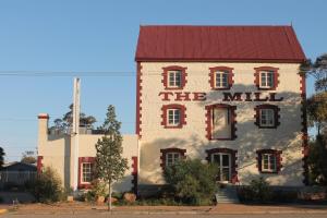un edificio de ladrillo con el molino escrito en él en Flinders Ranges Motel - The Mill, en Quorn