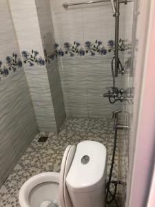 a bathroom with a toilet and a shower at Thảo Chi in Bao Loc