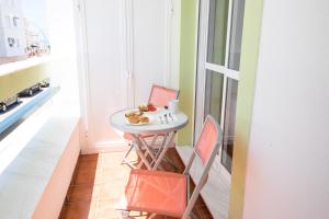 einen kleinen Tisch in einer kleinen Küche mit einem Tisch in der Unterkunft Summerland Apartments Rota in Rota