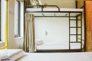 Cette chambre comprend 2 lits superposés et une fenêtre. dans l'établissement Bong Hostel and Motorbike Tour, à Ha Giang