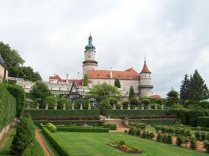 un gran castillo con un jardín delante de él en Čertovka Peklo, en Náchod