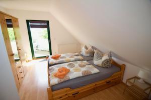 een slaapkamer met een bed met kussens erop bij Ferienhaus Zum Findling in Göhren