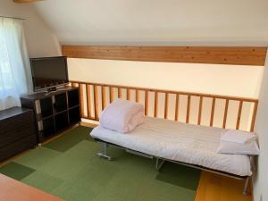 Tempat tidur dalam kamar di Trailside Apartments Niseko
