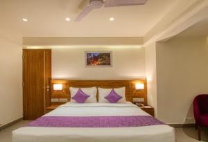Letto o letti in una camera di Lilac Hotel, 5th Block