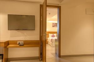 TV o dispositivi per l'intrattenimento presso Lilac Hotel, 5th Block