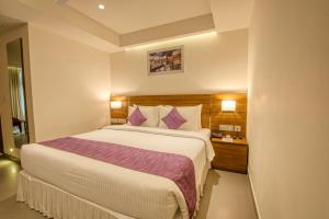 Letto o letti in una camera di Lilac Hotel, 5th Block