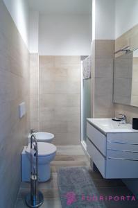 un baño con inodoro y lavabo en Residenza Bolzoni Avio, en Parma 23 fotos más