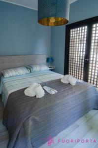 ein Schlafzimmer mit einem Bett mit Handtüchern darauf in der Unterkunft Residenza Bolzoni Avio in Parma