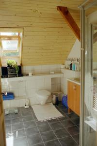 e bagno con servizi igienici e soffitto in legno. di Bed & Breakfast Im Chellhof a Benken Altre 37 foto